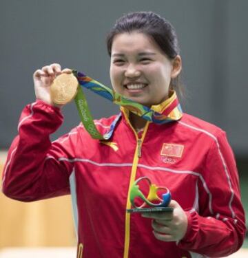 Otro récord olímpico fue el de la china Mengxue Zhang en la disciplina de 10 m pistola de aire femenino alcanzando los 199.4 puntos y ganando el oro olímpico.