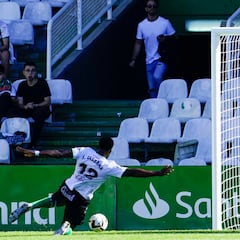 El Racing mereció la victoria, pero el Málaga se aferró al empate