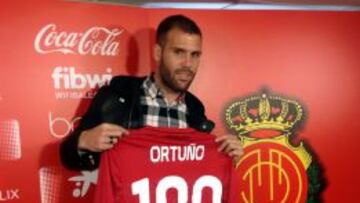 Alfredo Ortu&ntilde;o posa con la camiseta del Mallorca tras ser presentado como nuevo jugador del equipo bermell&oacute;n.