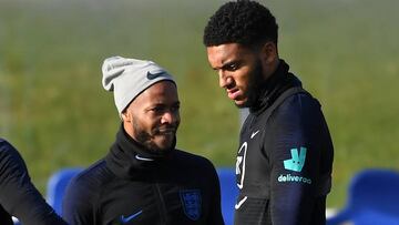 Joe Gomez y Raheem Sterling, durante un entrenamiento de la selección de fútbol de Inglaterra en St Georges Park, en Burton-upon-Trent.