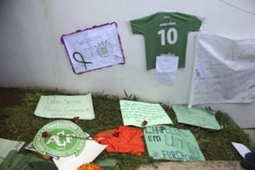 Messages left by fans are part of a makeshift memorial for members of the Chapecoense soccer team outside the Arena Conda stadium in Chapeco, Brazil, Tuesday, Nov. 29, 2016. A chartered plane that was carrying the Brazilian soccer team to the biggest match of its history crashed into a Colombian hillside and broke into pieces, Colombian officials said Tuesday. (AP Photo/Andre Penner)