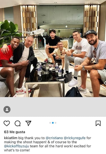 Peter Lim sonríe junto a Cristiano Ronaldo