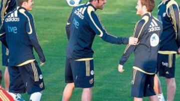 <b>UNO MÁS. </b>Mata, saludado por Albiol, Villa, Marchena y Busquets.