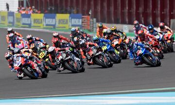 Los pilotos durante la salida del Gran Premio de MotoGP. 