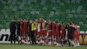 Miles de sevillistas festejan la gesta a las afueras del Pizjuán