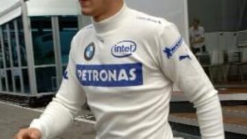 <b>POR DOS KILITOS.</b> Parece cosa de broma, pero va muy en serio, la pesa del circuito de Hungaroring puede darle a Michael Schumacher lo que no le dio la carrera.