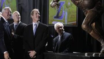 <b>HOMENAJE. </b>Jerry West (izquierda) descubrió la estatua erigida en su honor junto al Staples Center. Los jugadores se entrenaron ayer en un ambiente muy cordial.