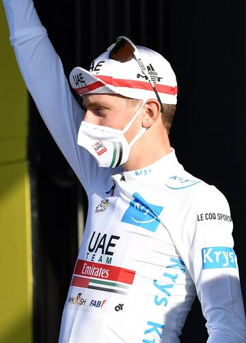 En una etapa ganada por Awout Van Aert, Alaphilippe perdió el liderato tras una penalización de 20 segundos. Adam Yates es el nuevo mailot amarillo y hay 4 colombianos en el top 10: Egan, Nairo, López y Chaves.
