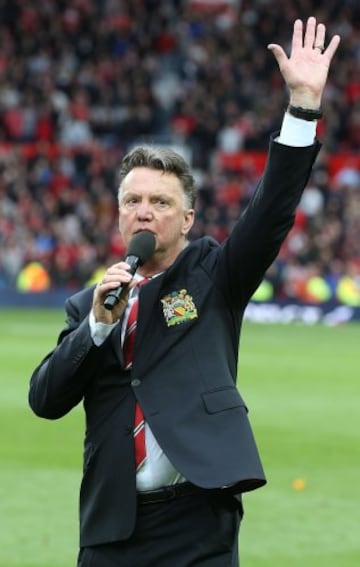 Louis Van Gaal hace un discurso tras el partido para la gente.