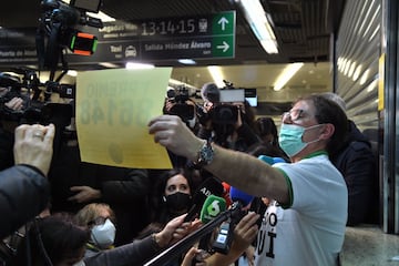 Javier Muñoz, empleado de la administración de Lotería en la estación del AVE de Atocha. El lotero muestra el numero del  primer premio, cuya administración vendió 129 series de este número.