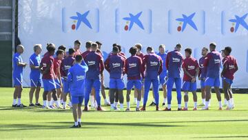 Ronald Koeman arenga a su equipo instantes antes de empezar el entrenamiento de ayer.
GRUPO