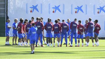 Ronald Koeman arenga a su equipo instantes antes de empezar el entrenamiento de ayer.
 
 
  
 
  GRUPO 