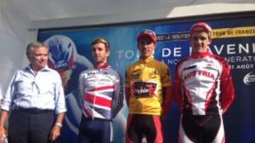 El podio del Tour del Porvenir, con Rubén Fernández de amarillo.