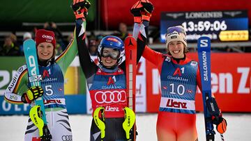 Mikaela Shiffrin celebra su victoria en Lienz junto a Lena Duerr, a su izquierda, y Michelle Gisin, a su derecha.