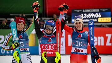 Mikaela Shiffrin celebra su victoria en Lienz junto a Lena Duerr, a su izquierda, y Michelle Gisin, a su derecha.