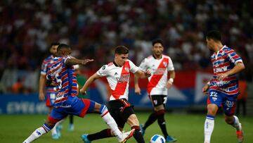 FORTALEZA, BRAZIL - MAY 05: Julián Álvarez of River Plate fights for the ball with Marcelo Benevenuto of Fortaleza during a match between Fortaleza and River Plate as part of Copa CONMEBOL Libertadores 2022 at Arena Castelão on May 05, 2022 in Fortaleza, Brazil. (Photo by Wagner Meier/Getty Images)