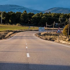 Europa se fija en las extrañas líneas azules que se ven en las carreteras españolas: tienen un porqué y es perfectamente lógico