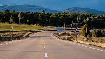 Europa se fija en las extrañas líneas azules que se ven en las carreteras españolas: tienen un porqué y es perfectamente lógico