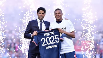 Al Khelaïfi y Mbappé, en una imagen cuando el francés renovó con el PSG.