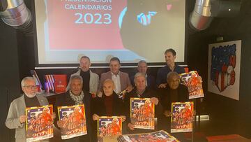 Eduardo Fernández, presidente de La Unión de peñas del Atlético, junto  Solozábal, Movilla, Pereira y Heredia en la presentación de los calendarios anuales de la agrupación.