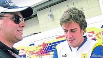 <b>EL PRIMERO EN HABLAR. </b>Fernando Alonso mostró su disconformidad ante la decisión de la FIA compartida por Bernie Ecclestone.