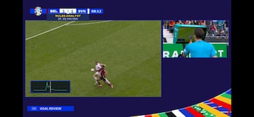 Imagen televisiva del momento exacto en el que Openda rozó el balón con la mano.