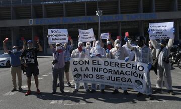 Fotógrafos y cámaras de televisión en la puerta del Carlos Tartiere en Oviedo