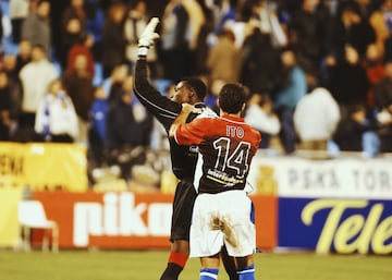 "Mi peor momento lo viví en el campo del Zaragoza en mi primer año con el Espanyol. Íbamos ganando 0-1 y me dijeron de todo, hasta el punto de que el árbitro me preguntó si quería que parase el partido, pero me veía con fuerzas para seguir. Dos semanas después de mi episodio volvió a ocurrir con Eto’o, con el baile del mono”, contaba Carlos Kameni en El Larguero. El que fuera portero de Espanyol y Málaga fue víctima de agresiones racistas durante toda su carrera en España. A él también le lanzaron un plátano mientras jugaba. Fue en 2005, durante un partido con el Espanyol en el Calderón, estadio en el que también se le cantó “salta la valla, Kameni salta la valla”. Además, también llegó a recibir los desprecios de su propia afición: “Te odiamos, eres basura. Vete y di que esto es racismo. Seas negro o naranja, vete ya”. 