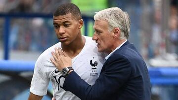 Didier Deschamps habla con Kylian Mbapp&eacute; tras sustituirle en el Uruguay-Francia.