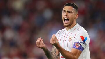 Ocampos protesta al árbitro.