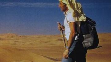 <b>EN SOLITARIO. </b>Walter Bonatti durante una de sus travesías en el desierto de Namibia.