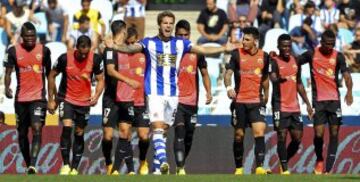 Los jugadores del U.D. Almería celebran el gol conseguido por Trujillo ante la Real Sociedad.