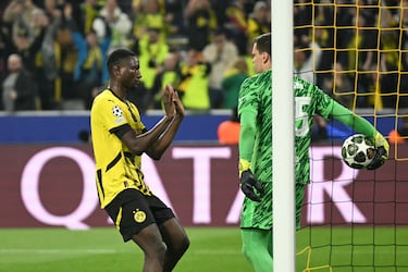 Serhou Guirassy corrió a por el balón tras anotar y no perder tiempo para tratar de buscar la remontada en la eliminatoria tras el 4-0 en Barcelona.
