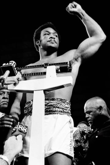 En esta foto tomada el 29 de octubre de 1974, el campen de boxeo de peso pesado de Estados Unidos, George Foreman, aparece durante el pesaje antes del campeonato mundial de peso pesado en Kinshasa. 