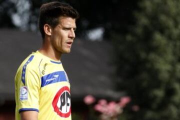 El delantero argentino tuvo pasos en el fútbol chileno por Universidad de Concepción, Huachipato y Everton entre otros. 