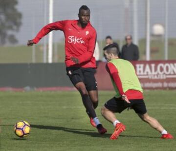 Futbolista marfileño que también posee la ciudadanía burkinesa​ y juega como delantero ​con una altura de 2,03. Actualmente sin equipo