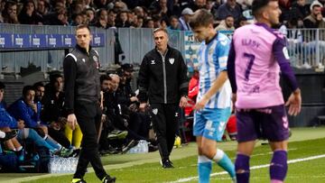 Nacho, en el banquillo de La Rosaleda durante el Málaga - Tenerife.