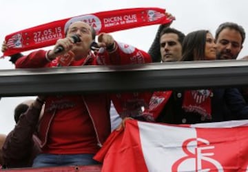 Miles de seguidores del Sevilla han llenado de colorido las calles de la capital polaca a la espera del partido.