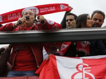 Miles de seguidores del Sevilla han llenado de colorido las calles de la capital polaca a la espera del partido.