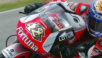 <b>GRAN LORENZO.</b> Lorenzo, operado de la clavícula por su accidente hace quince días, hizo una carrera memorable en Assen.