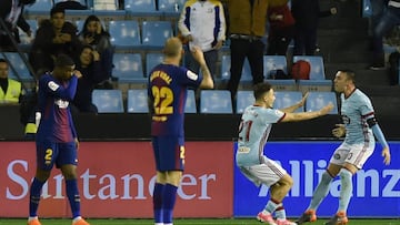Celta Vigo's Spanish forward Iago Aspas (R) celebrates scoring a goal during the Spanish league football match between Celta de Vigo and FC Barcelona at the Balaidos stadium in Vigo, on April 17, 2018. / AFP PHOTO / MIGUEL RIOPA