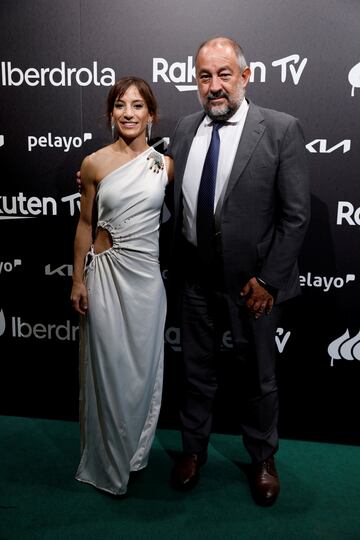 Sandra Sánchez posando con el rector Universidad Castilla La Mancha, Julián Garde.