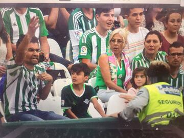 Los aficionados béticos recriminan al guardia de seguridad que evite retirar la pancarta.