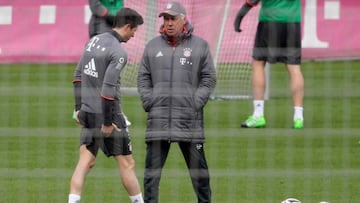 Lewandowski se toca el muslo con Ancelotti.