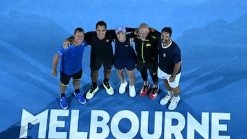 Lleyton Hewitt, Roger Federer, Ash Barty, Andre Agassi y Patrick Rafter, en la Rod Laver Arena.
