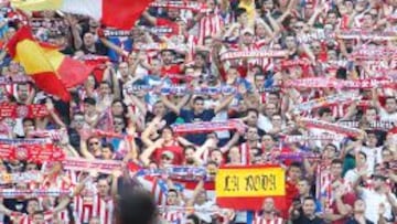 La afición del Atlético anima a su equipo en un partido en el Vicente Calderón. El equipo ha jugado cuatro partidos consecutivos en su estadio.