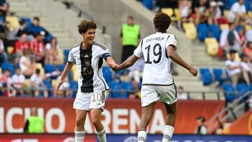 Noah Darvich celebra un gol en el Europeo.