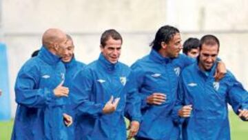 <b>ESTRENARON LOS CHUBASQUEROS</b>. Los jugadores trabajaron en un gran ambiente a pesar de la lluvia ayer en el Anexo. En la imagen, Juanito, Manolo, Duda, Weligton, Forestieri y Gámez, con los chubasqueros nuevos que se estrenaron ayer.