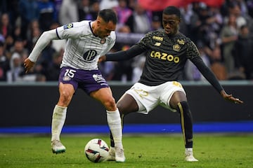 Toulouse's Chilean defender Gabriel Suazo (L) fights for the ball with Lille's US forward Timothy Weah (R) during the match between Toulouse FC and Lille LOSC.