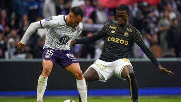 Toulouse's Chilean defender Gabriel Suazo (L) fights for the ball with Lille's US forward Timothy Weah (R) during the French L1 football match between Toulouse FC and Lille LOSC at The TFC Stadium in Toulouse, southwestern France, on March 18, 2023. (Photo by Valentine CHAPUIS / AFP)